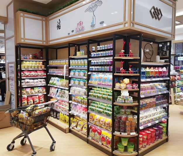 Magnetic shelf power system for convenience store shelving