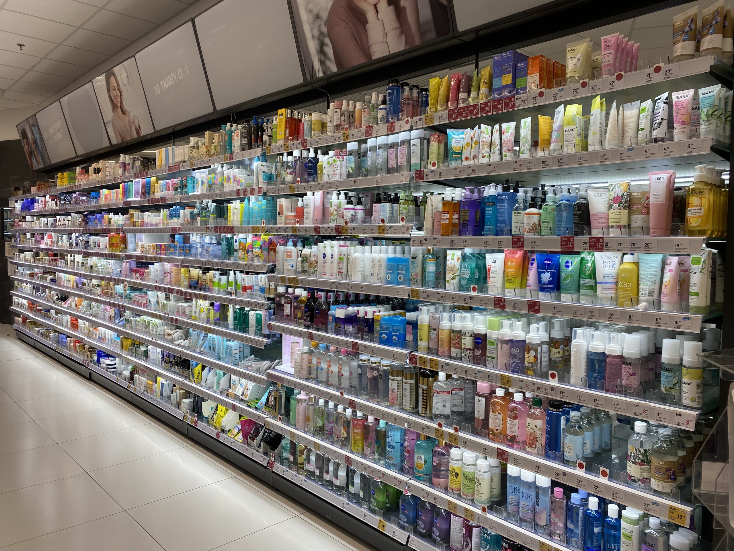 Shelf power track system for cosmetics and beauty retail displays